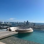 Brand New Apt Pool & City Views