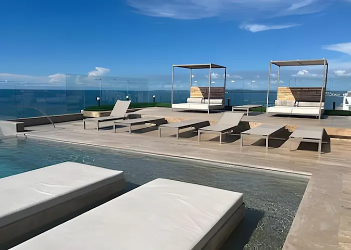 Brand New Apt Pool & City Views